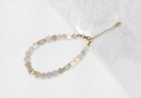 Brazalete de concha corazones con cristal rosa