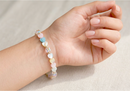Brazalete de concha corazones con cristal rosa