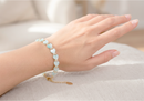 Brazalete de concha corazones azules con rondel